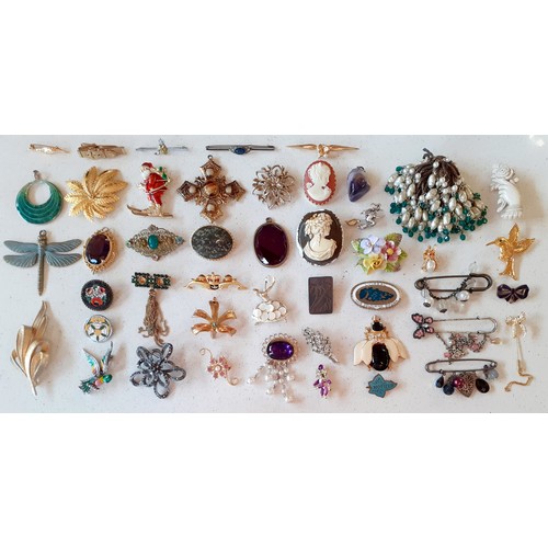 128 - A collection of vintage brooches, pendants and clip-on earrings to include a gold tone Sarah Coventr... 