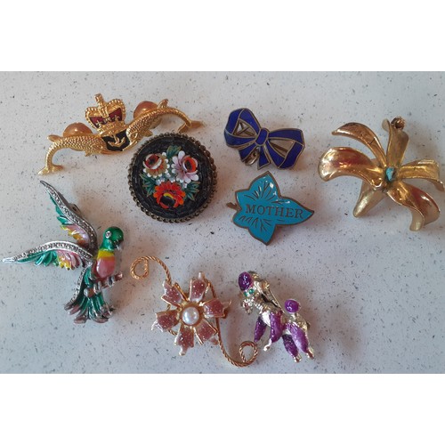 128 - A collection of vintage brooches, pendants and clip-on earrings to include a gold tone Sarah Coventr... 