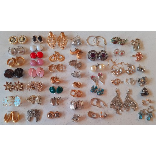 128 - A collection of vintage brooches, pendants and clip-on earrings to include a gold tone Sarah Coventr... 