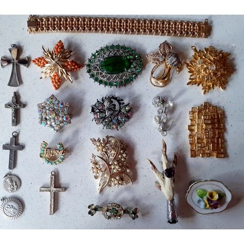 124 - A quantity of vintage costume jewellery to include paste brooches, bead necklaces, mid 20th Century ... 