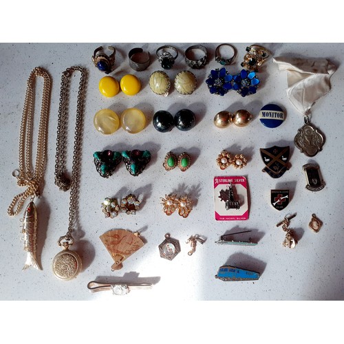 124 - A quantity of vintage costume jewellery to include paste brooches, bead necklaces, mid 20th Century ... 