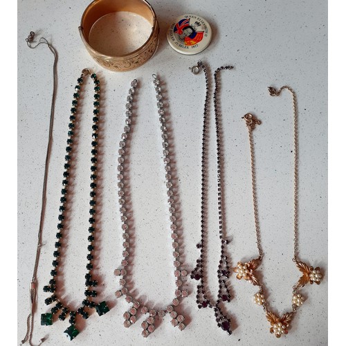 124 - A quantity of vintage costume jewellery to include paste brooches, bead necklaces, mid 20th Century ... 