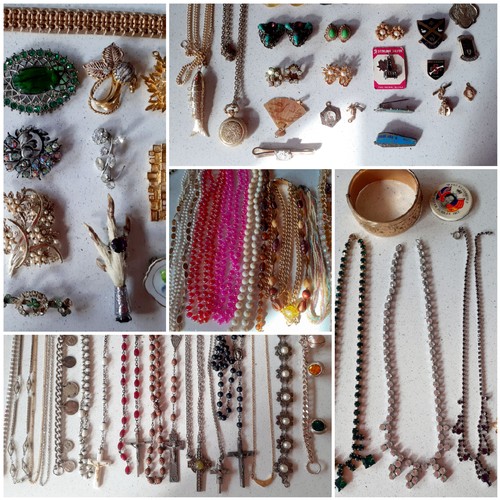 124 - A quantity of vintage costume jewellery to include paste brooches, bead necklaces, mid 20th Century ... 