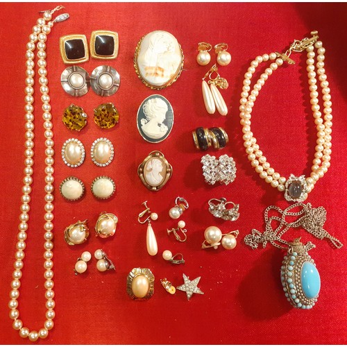 109 - A quantity of vintage costume jewellery housed in a small hardwood box with brass brackets to includ... 