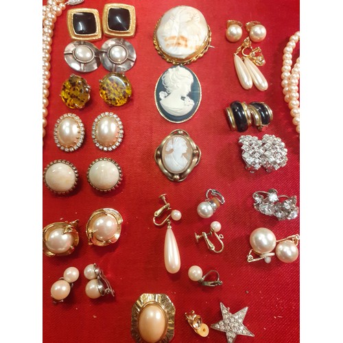 109 - A quantity of vintage costume jewellery housed in a small hardwood box with brass brackets to includ... 