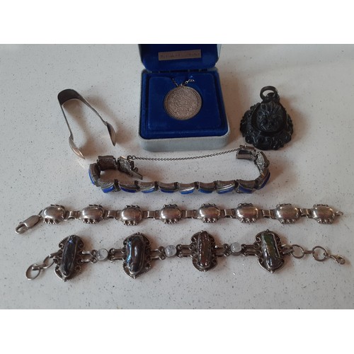 129 - A quantity of vintage costume jewellery to include a limited edition Elizabeth R silver pendant on c... 