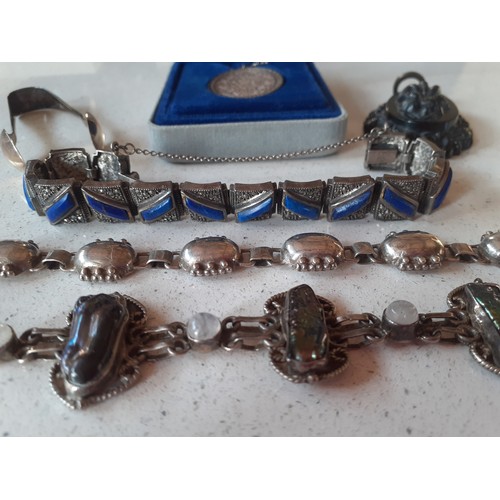 129 - A quantity of vintage costume jewellery to include a limited edition Elizabeth R silver pendant on c... 