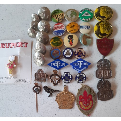 130 - A quantity of vintage badges and collectables to include a 1910-1960 Jubilee enamelled badge, 2x 194... 