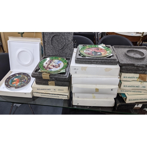 450 - A collection of boxed collectors plates to include a complete set of twelve Villeroy and Boch Russia... 