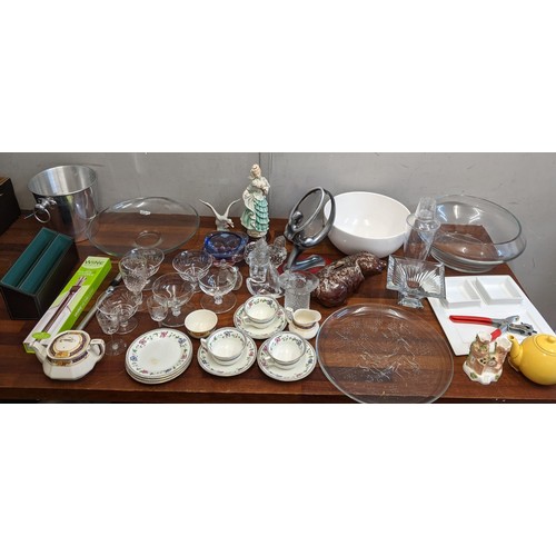 26 - A mixed lot of ceramics and glassware to include an Aynsley part tea set, A Lladro goose, an ice buc... 