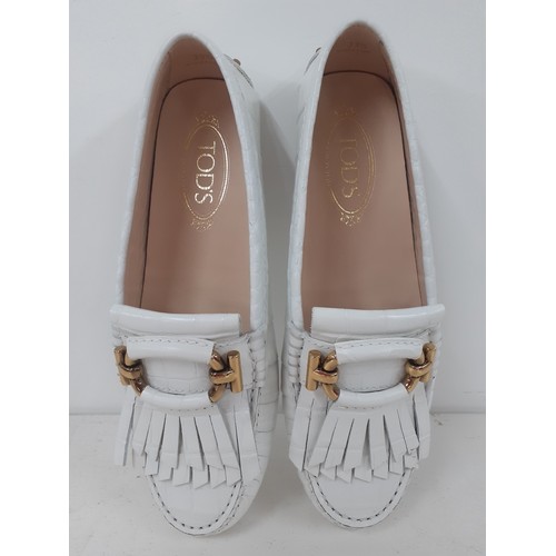 15 - Tods-A pair of  hardly worn ladies white fringed leather loafers in a crocodile design with gold ton... 