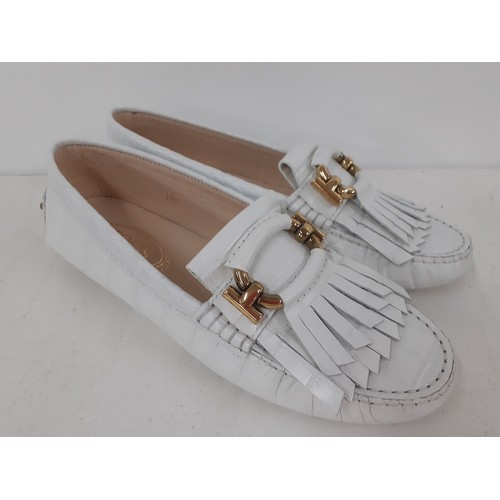 15 - Tods-A pair of  hardly worn ladies white fringed leather loafers in a crocodile design with gold ton... 