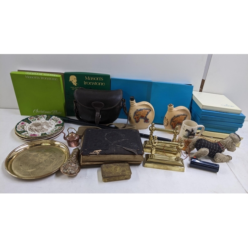 460 - A mixed lot to include a vintage tin plate toy, boxed collectors plates, powder flask and other item... 