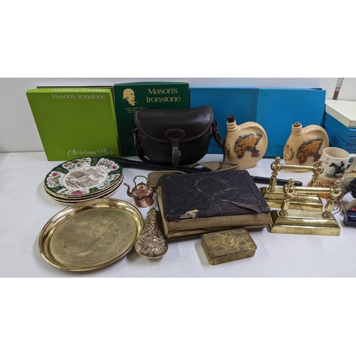 460 - A mixed lot to include a vintage tin plate toy, boxed collectors plates, powder flask and other item... 