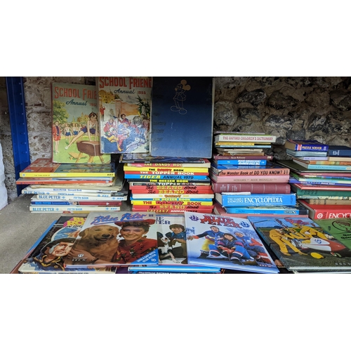 488 - Mixed books, mainly children's books, to include Blue Peter annuals, Dandy books, Beano and others, ... 