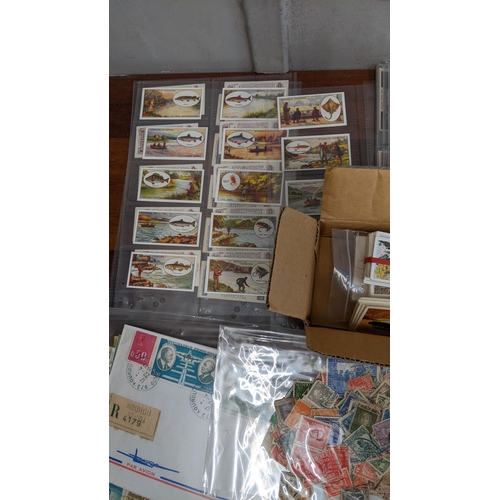 455 - A collection of collectors cards in books and various cigarette cards to include National Flags & Ar... 