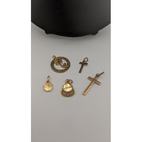 10 - A mixed lot of gold jewellery to include a 14ct gold pendant inscribed Jamaica and a 14ct chain 2.7g... 