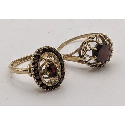 119 - A 9ct gold brooch set with an amethyst and two 9ct gold rings, each set with a garnet, total weight ... 