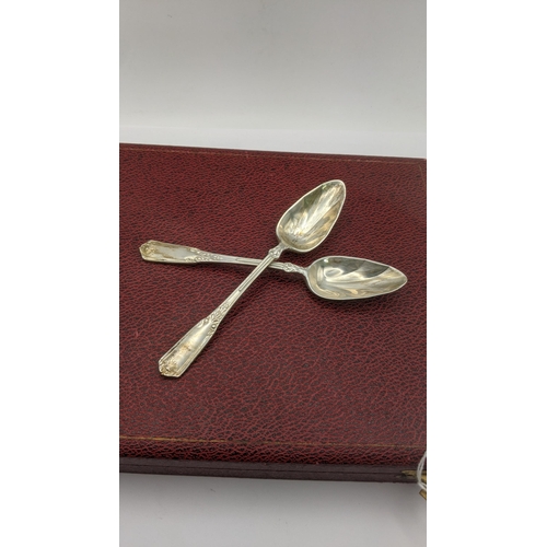 130 - A set of six silver grapefruit spoons hallmarked Sheffield 1954 in a fitted case, total weight 171.5... 