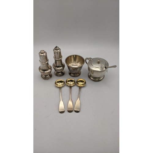 147 - Silver to include a pair of salt and pepper pots, together with a mustard pot, three fiddle pattern ... 