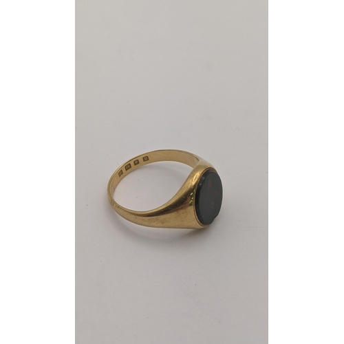 15 - An 18ct gold signet ring set with a bloodstone 6.2g Location: CAB 3
If there is no condition report ... 