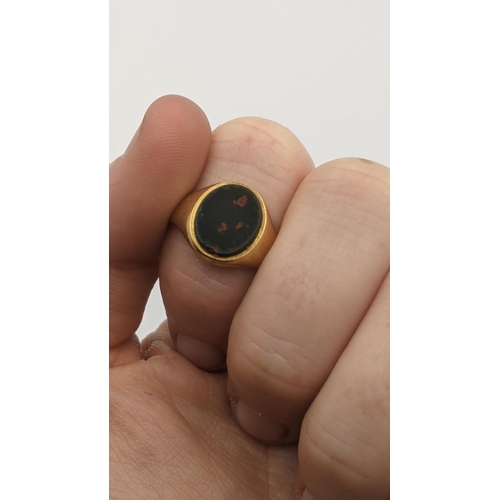 15 - An 18ct gold signet ring set with a bloodstone 6.2g Location: CAB 3
If there is no condition report ... 