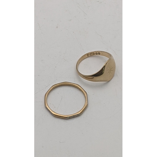 34 - A 9ct gold gents signet ring size L½, together with a 9ct and palladium decagonal shaped wedding ban... 