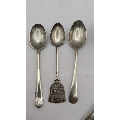 64 - Mixed silver to include a floral engraved napkin ring, three tea spoons and others total weight 110.... 