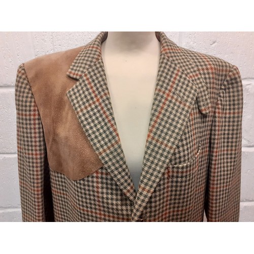 59 - A gentleman's bespoke brown woollen shooting jacket having 2 deep front pockets and one suede should... 