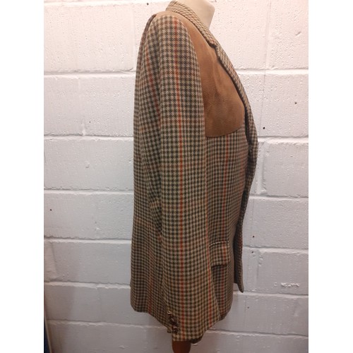 59 - A gentleman's bespoke brown woollen shooting jacket having 2 deep front pockets and one suede should... 