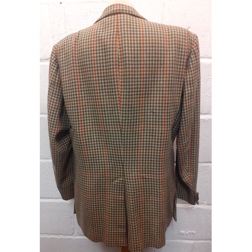 59 - A gentleman's bespoke brown woollen shooting jacket having 2 deep front pockets and one suede should... 