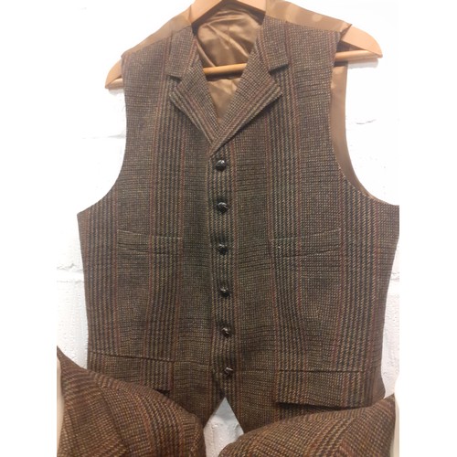 60 - Gents shooting attire comprising a dark brown tweed jacket approx 40