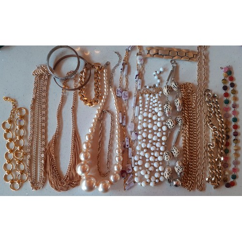 61 - Mixed vintage costume jewellery to include 1950's-70's bead necklaces, 4 silver and white metal fash... 