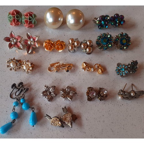 61 - Mixed vintage costume jewellery to include 1950's-70's bead necklaces, 4 silver and white metal fash... 