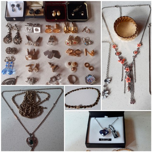 66 - A quantity of Victorian and later costume jewellery and cufflinks to include earrings, silver cuffli... 