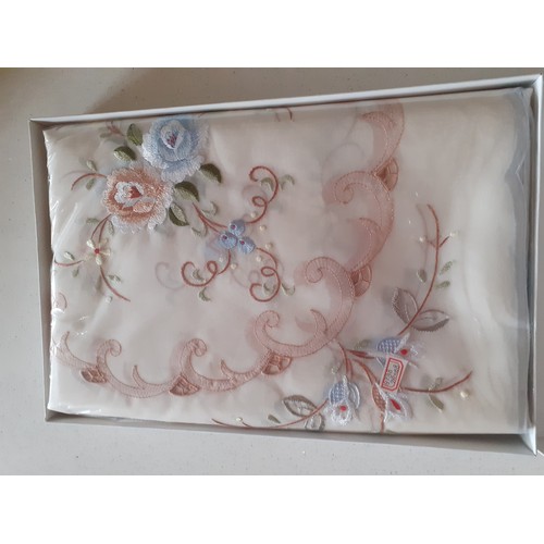 71 - A quantity of late 20th Century Chinese tablecloths and vintage white cotton table mats and small ta... 