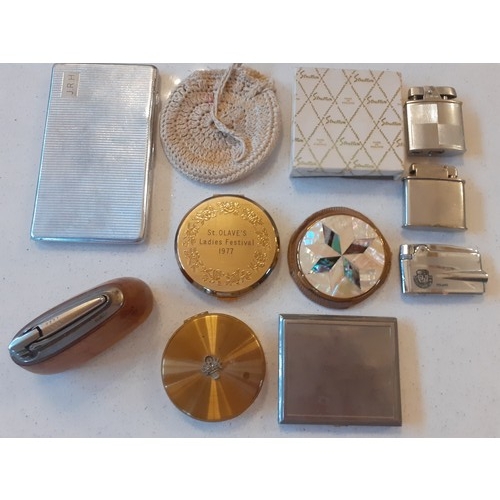 73 - A group of vintage compacts, cigarette cases and lighters to include a 1977 Stratton gold tone compa... 