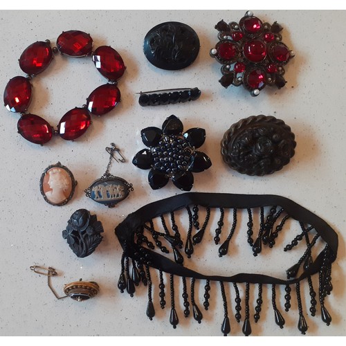 75 - A small group of Victorian and later costume jewellery to include a small yellow metal mourning broo... 