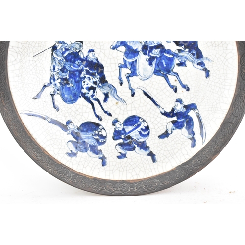 86 - A Chinese nanking blue and white crackle glazed charger, Qing dynasty, late 19th century, decorated ... 