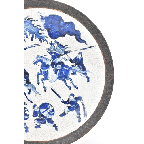 86 - A Chinese nanking blue and white crackle glazed charger, Qing dynasty, late 19th century, decorated ... 