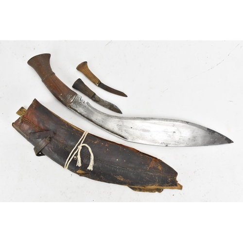 90 - A WWII Darjeeling Nepalese/Indian kukri, having a treen handle and complete with leather sheath and ... 