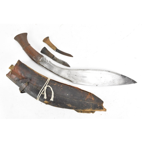 90 - A WWII Darjeeling Nepalese/Indian kukri, having a treen handle and complete with leather sheath and ... 