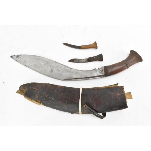 90 - A WWII Darjeeling Nepalese/Indian kukri, having a treen handle and complete with leather sheath and ... 