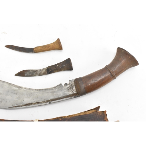 90 - A WWII Darjeeling Nepalese/Indian kukri, having a treen handle and complete with leather sheath and ... 