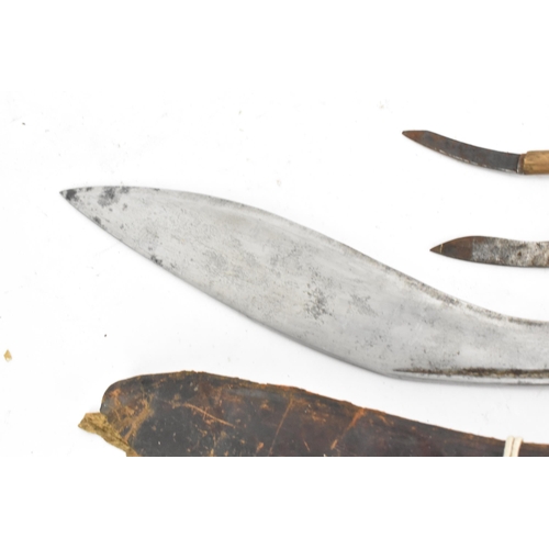 90 - A WWII Darjeeling Nepalese/Indian kukri, having a treen handle and complete with leather sheath and ... 