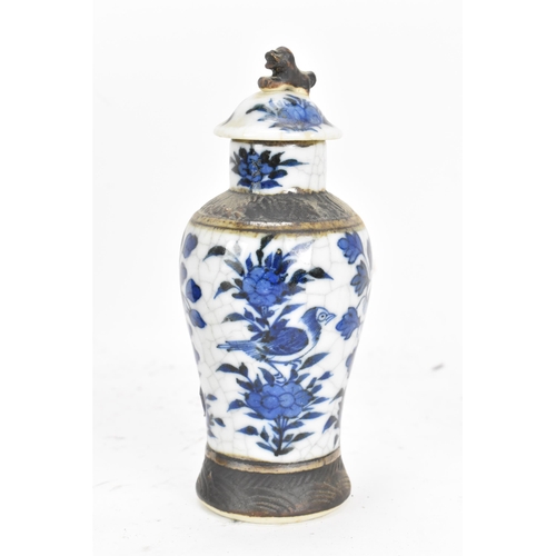 96 - A Chinese late Qing dynasty nanking crackle glazed blue and white vase, late 19th century, 16cm high... 