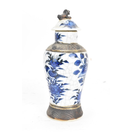 96 - A Chinese late Qing dynasty nanking crackle glazed blue and white vase, late 19th century, 16cm high... 