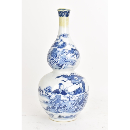 97 - A Chinese Qing dynasty blue and white double gourd vase, late Kangxi/early Qianlong, decorated with ... 