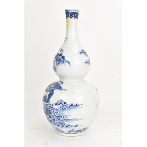 97 - A Chinese Qing dynasty blue and white double gourd vase, late Kangxi/early Qianlong, decorated with ... 