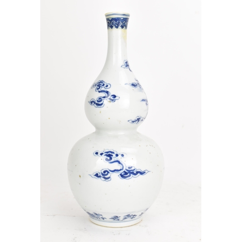 97 - A Chinese Qing dynasty blue and white double gourd vase, late Kangxi/early Qianlong, decorated with ... 